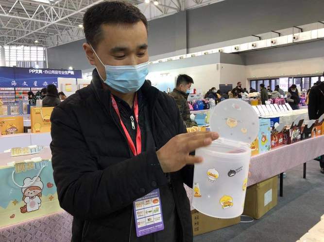 销售助理陈嘉楠告诉记者,这是他们企业第一次到临沂参加文化用品博览
